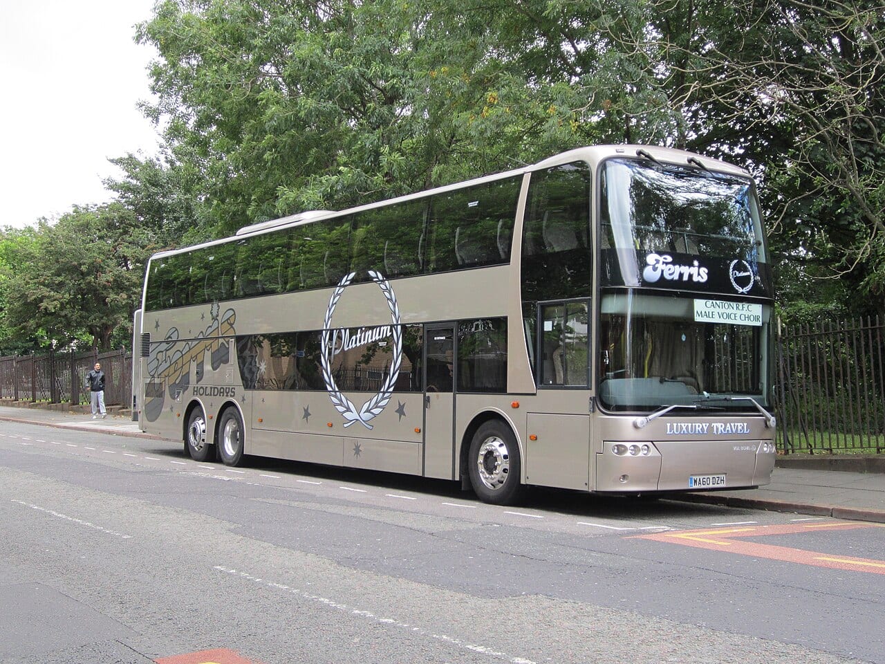 Full-size coach with underfloor luggage bays